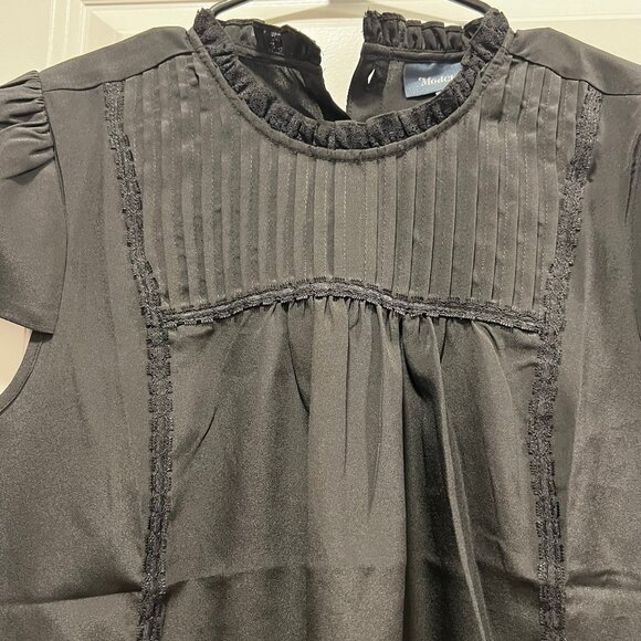 Modcloth Top Women's Medium Short Sleeve with Buttoned Back in Black - Picture 3 of 5